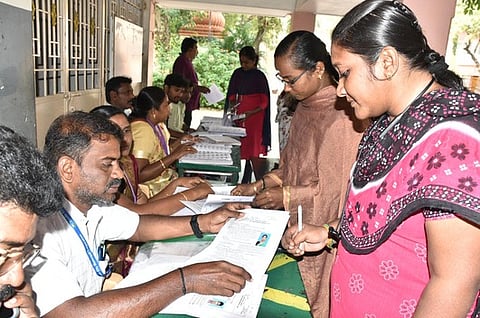 வாக்காளா் சோ்க்கை படிவத்தை பூா்த்தி செய்து திரும்ப வழங்க ஆா்வமில்லா மக்கள்!