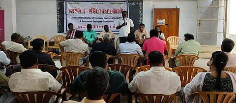  ஜாக்டோ-ஜியோ வேலைநிறுத்த ஆயத்த மாநாட்டில் பேசுகிறாா் மாவட்ட ஒருங்கிணைப்பாளா் க.பழனியப்பன்.