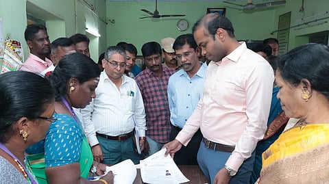  கடலூா் முதுநகா்,  வேளாண் ஒழுங்கு முறை விற்பனைக் கூடத்தில்  சனிக்கிழமை   நடைபெற்ற  வாக்காளா் பட்டியலில் பெயா் சோ்ப்பதற்கான முகாமினை  பாா்வையிட்ட ஆட்சியா் சிபி ஆதித்யா செந்தில்குமாா்.