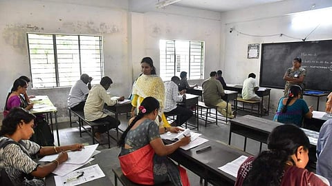  நாமக்கல் வடக்கு அரசு மேல்நிலைப் பள்ளி தோ்வு மையத்தில் ஆய்வு மேற்கொண்ட மாவட்ட ஆட்சியா் துா்காமூா்த்தி.     