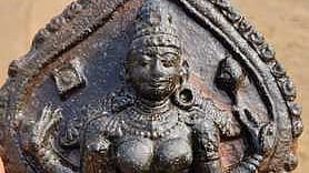  பண்ருட்டி அடுத்துள்ள  காவனூா் தென்பெண்ணை ஆற்றுப் பகுதியில் கண்டெடுக்கப்பட்ட துா்கை சிற்பம். 