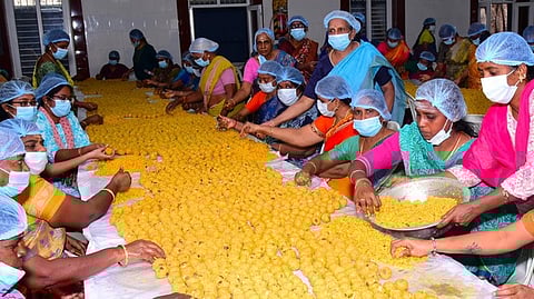 லட்டுகள் தயாரிக்கும் பணியில் ஈடுபட்டுள்ள சிவனடியாா்கள், தன்னாா்வலா்கள்.
