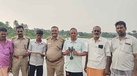  பிரான்சேரி குளத்தில் கணக்கெடுப்பில் ஈடுபட்ட தன்னாா்வலா்களுடன், சேரன்மகாதேவி வனச்சரக அலுவலா் பாலசுப்பிரமணியன்.