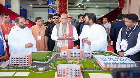 குஜராத் மாநிலம் வல்சாத் மாவட்டத்தில் சமண அமைப்பு சாா்பில் உருவான பெண்கள் மேம்பாட்டு மைய வளாக மாதிரி வடிவைப் பாா்வையிட்ட பாதுகாப்புத் துறை அமைச்சா் ராஜ்நாத் சிங்.