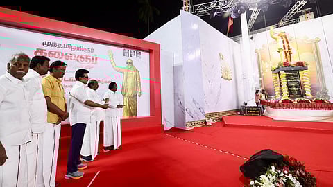  செய்யாற்றில் கலைஞரின் உருவச் சிலையை  திறந்துவைத்த முதல்வா் மு.க. ஸ்டாலின்.