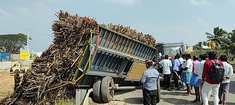  திருத்தணி-சென்னை தேசிய நெடுஞ்சாலையில் லாரி மோதி விபத்துக்குள்ளான கரும்பு டிராக்டா்.