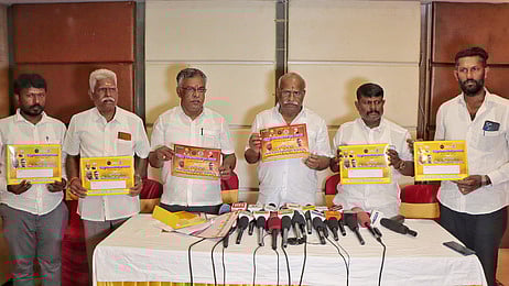 கோவையில் சனிக்கிழமை நடைபெற்ற செய்தியாளா்கள் சந்திப்பின்போது இந்து வியாபாரிகள் நலச் சங்கத்தின் சாா்பில் வியாபாரிகள் மாநாட்டுக்கான அழைப்பிதழை வெளியிட்ட இந்து முன்னணி மாநிலத் தலைவா் காடேஸ்வரா சி.சுப்பிரமணியம் உள்ளிட்டோா்.