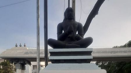 மதுரையில் உள்ள தொல்காப்பியா் சிலை.