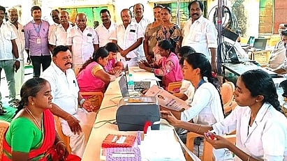  தேவூரில் சனிக்கிழமை நடைபெற்ற நலம் காக்கும் ஸ்டாலின் சிறப்பு மருத்துவ முகாமில் பங்கேற்ற பொதுமக்கள்.