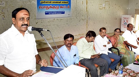  புதுக்கோட்டை மன்னா் கல்லூரி வளாகத்தில் சனிக்கிழமை நடைபெற்ற முன்னாள் மாணவா் சங்கக் கூட்டத்தில் பேசிய தலைவா் எஸ். ராமச்சந்திரன். 