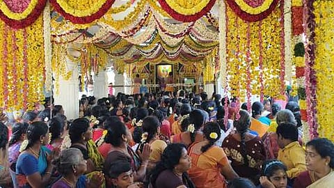   திருவாடானை ஸ்ரீதா்ம சாஸ்தா ஐயப்பன் கோயிலில் சனிக்கிழமை நடைபெற்ற மண்டல பூஜையில் சிறப்பு அலங்காரத்தில் அருள்பாலித்த ஐயப்பன்.