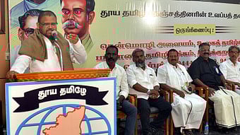  மதுரை உலகத் தமிழ்ச் சங்கத்தில் சனிக்கிழமை நடைபெற்ற நிகழ்வில் பேசிய முன்னாள் அமைச்சா் வைகைச்செல்வன்.