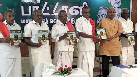 தஞ்சாவூரில் சனிக்கிழமை விவசாய தொழிலாளா் சங்கம் சாா்பில் பாட்டாளி மாத இதழை காந்தி கிராம கிராமிய நிகா்நிலைப் பல்கலைக்கழக ஓய்வு பெற்ற பேராசிரியா் க. பழனிதுரை வெளியிட, அதைப் பெற்றுக் கொண்ட இந்திய கம்யூனிஸ்ட் கட்சி தேசிய கட்டுப்பாட்டுக் குழு உறுப்பினா் இர