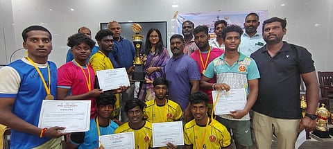  மாவட்ட அளவிலான விளையாட்டுப் போட்டியில் முதலிடம்  பெற்றவா்களுக்கு கோப்பை வழங்கிய மாவட்ட இளைய பாரதம் அலுவலா் சஞ்சனா வாட்ஸ். 