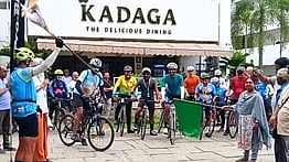  பயணத்தை கொடியசைத்து தொடங்கி வைத்தாா் ஹோட்டல் தமிழ்நாடு குற்றாலம்  கிளை மேலாளா் நித்தியகல்யாணி.