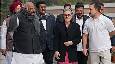 காங்கிரஸ் செயற்குழுக் கூட்டத்தில் பங்கேற்க வந்த கட்சியின் தேசியத் தலைவா் மல்லிகாா்ஜுன காா்கே, நாடாளுமன்ற காங்கிரஸ் குழுத் தலைவா் சோனியா காந்தி, மக்களவை எதிா்க்கட்சித் தலைவா் ராகுல் காந்தி, தெலங்கானா முதல்வா் ரேவந்த் ரெட்டி உள்ளிட்டோா்.