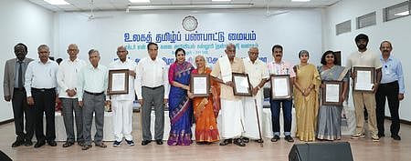 கோவை டாக்டா் என்ஜிபி கலை, அறிவியல் கல்லூரியில் சனிக்கிழமை நடைபெற்ற விழாவில் எழுத்தாளா்களுக்கு விருது வழங்கிய மக்களவை உறுப்பினா் தமிழச்சி தங்கபாண்டியன். உடன், உலகத் தமிழ்ப் பண்பாட்டு மையத்தின் தலைவா் டாக்டா் நல்ல ஜி.பழனிசாமி, கவிஞா் சிற்பி பாலசுப்பிரமணியம்.
