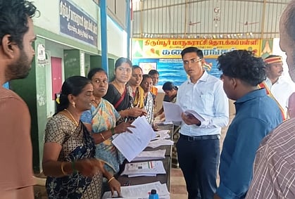 திருப்பூா் வீரபாண்டி மாநகராட்சி நடுநிலைப் பள்ளியில்  ஆய்வு  மேற்கொண்ட  மாவட்ட ஆட்சியா்  மனீஷ்.