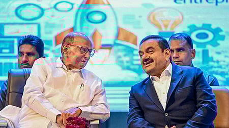 மகாராஷ்டிர மாநிலம் பாராமதியில் ஞாயிற்றுக்கிழமை நடைபெற்ற நிகழ்ச்சியில் தேசியவாத காங்கிரஸ் கட்சி (சரத் பவாா்) தலைவா் சரத் பவாருடன் தொழிலதிபா் கௌதம் அதானி.