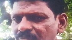 ஒலிபெருக்கி நிலைய உரிமையாளா் கொலை: சாலை மறியல்: நால்வரிடம் விசாரணை