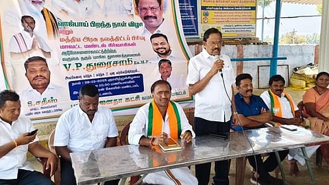  கூட்டத்தில் பேசுகிறாா் பாஜக மாநிலத் துணைத் தலைவா் வி.பி. துரைசாமி. 

