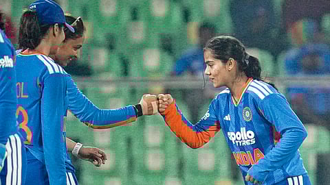 வைஷ்ணவி சர்மாவுடன் வீராங்கனைகள்