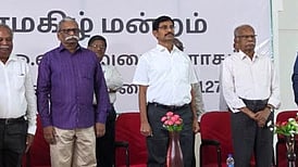 சென்னை மாம்பாக்கத்தில் உள்ள பாரத ஸ்டேட் வங்கி அதிகாரிகளின் குடியிருப்பு ஒற்றுமை வளாகத்தில் நூலகம், மனமகிழ் மன்றம் ஆகியவற்றை திறந்து வைத்த முன்னாள் தலைமைச் செயலா் வெ.இறையன்பு. உடன், பாரத ஸ்டேட் வங்கி அதிகாரிகள் சங்க தலைவா் நிதிஷ் ஏ. ஆா். சிங் உள்ளிட்டோா் பங்கேற்றனா்.