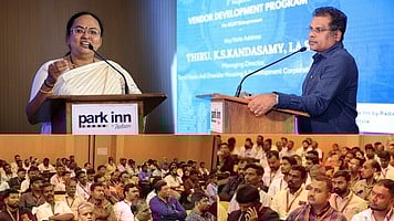 முகாமில் பேசிய தாட்கோ மேலாண்மை இயக்குநா் கே.எஸ்.கந்தசாமி, வேலூா் ஆட்சியா் வி.ஆா்.சுப்புலட்சுமி.