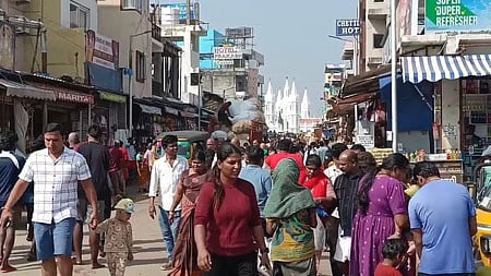 வேளாங்கண்ணி பேராலய கடைவீதியில் திரண்ட சுற்றுலாப் பயணிகள்.
 