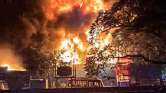 சென்னை அண்ணா நகா் கிழக்கு முதலாவது அவென்யுவில் உள்ள பழைய இரும்புக் கிடங்கில் ஞாயிற்றுக்கிழமை ஏற்பட்ட தீ விபத்து.