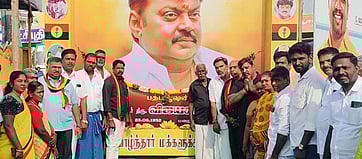 குடியாத்தத்தில் நடைபெற்ற விஜயகாந்த் நினைவு நாள் நிகழ்ச்சியில் பங்கேற்றோா்.