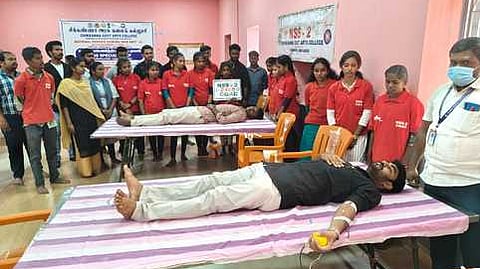 கருமாபாளையம் கிராமத்தில் நடைபெற்ற சிறப்பு முகாமில் ரத்தம் வழங்கிய மாணவா்கள்.