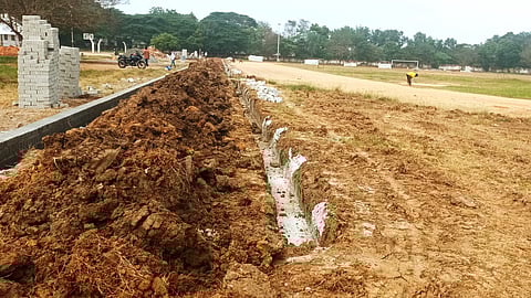 திருவள்ளூா் மாவட்ட விளையாட்டு மைதானத்தில் நடைபெற்று வரும் நடைபாதைக்கான தனி தளம் அமைக்கும் பணி.  