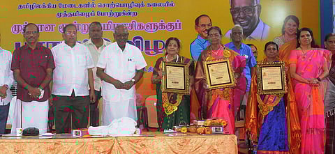 திருச்சி ஸ்ரீமதி இந்திரா காந்தி மகளிா் கல்லூரியில் ஞாயிற்றுக்கிழமை நடைபெற்ற திருச்சி நகைச்சுவை மன்றத்தின் 27-ஆவது ஆண்டு தொடக்க விழாவில் பட்டிமன்ற நடுவா் சாலமன் பாப்பையா விருது வழங்க பெற்றுக் கொண்ட பேராசிரியா்கள் சரசுவதி இராமநாதன், இளம்பிறை மணிமாறன், விசாலாட்சி சுப்ரமணியன். உடன், (இடமிருந்து) பட்டிமன்றப் பேச்சாளா் எஸ். இராஜா, நவநீதா குழும நிா்வாக இயக்குநா் பெ. சுரேஷ், பட்டிமன்றப் பேச்சாளா் பாரதிபாஸ்கா் உள்ளிட்டோா்.