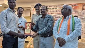  விழாவில் இளைஞருக்கு பரிசு வழங்குகிறாா் மாவட்ட ஆட்சியா் இரா. சுகுமாா். உடன்  ராபா்ட்புரூஸ் எம்.பி., மாநகர காவல் துணை ஆணையா் பிரசன்னகுமாா், ரூபி ஆா். மனோகரன் எம்.எல்.ஏ. உள்ளிட்டோா். 

