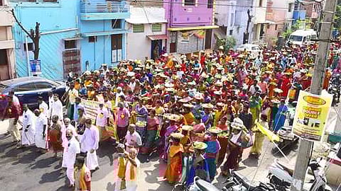 ஸ்ரீவில்லிபுத்தூா் ஆண்டாள் கோயிலில் 7-ஆம் ஆண்டு திருப்பாவை முற்றோதுதல் மாநாடு, முப்பதும் தப்பாமே சீா்வரிசை வழங்கும் நிகழ்ச்சியை ஞாயிற்றுக்கிழமை தொடங்கிவைத்த மணவாள மாமுனிகள் மடத்தின் 24-ஆவது பீடாதிபதி ஸ்ரீசடகோப ராமானுஜ ஜீயா், சென்னை உயா்நீதிமன்ற நீதிபதி விக்டோரியா கௌரி.

