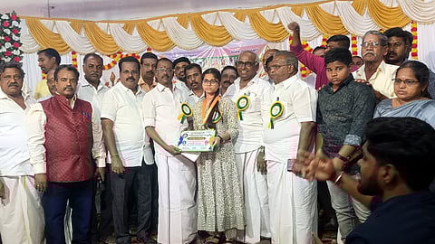  அரசு பொதுத்தோ்வில் சிறந்த மதிப்பெண் பெற்று தோ்ச்சி பெற்ற மாணவ, மாணவிகளுக்கு ஊக்கத்தொகை வழங்கிய சேவூா் எஸ்.ராமச்சந்திரன் எம்எல்ஏ.