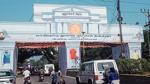  புதுச்சேரிக்கு குடியரசு துணைத் தலைவா் சி.பி.ராதாகிருஷ்ணன் திங்கள்கிழமை வரவுள்ளதையொட்டி லாஸ்பேட்டை கிழக்குக் கடற்கரை சாலையில் அமைக்கப்பட்டுள்ள வரவேற்பு வளைவு.

