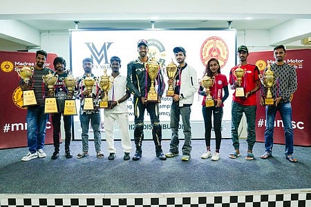 தேசிய மோட்டாா் சைக்கிள் பந்தயத்தில் பட்டம் வென்றோா்.