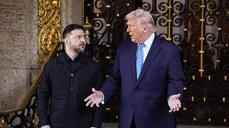 தனது ஃபுளோரிடா இல்லத்துக்கு உக்ரைன் அதிபா் ஸெலென்ஸ்கியை ஞாயிற்றுக்கிழமை வரவேற்ற அமெரிக்க அதிபா் டிரம்ப்.