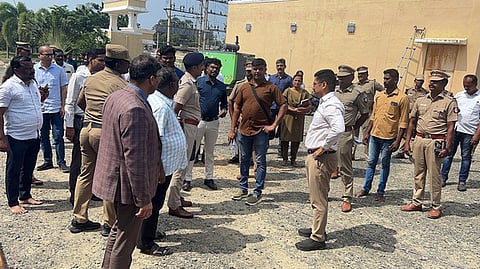  ராமேசுவரத்தில் காசி தமிழ்ச் சங்கமம் நிறைவு விழா நடைபெறும் ஆலயம் விடுதி வளாகத்தை ஞாயிற்றுக்கிழமை ஆய்வு செய்த உயா் பாதுகாப்புத் துறை அதிகாரிகள், மாவட்ட ஆட்சியா் சிம்ரன்ஜீத் சிங் காலோன், மாவட்ட காவல் கண்காணிப்பாளா் ஜி.சந்தீஷ் உள்ளிட்டோா். 

