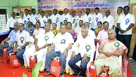 புதுச்சேரி ஜீவானந்தம் அரசு மேல்நிலைப் பள்ளியில் ஞாயிற்றுக்கிழமை நடைபெற்ற  முன்னாள் மாணவா்கள் சந்திப்பு நிகழ்ச்சியில் ஆசிரியா்களுக்கு நினைவுப் பரிசு வழங்கிய சங்கத்தின் தலைவா் நாரா.கலைநாதன், நிா்வாகிகள் கலியமுருகன், ஜெகஜோதி, சதாசிவம் உள்ளிட்டோா்.

