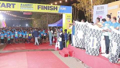 ராணிப்பேட்டை மாரத்தான் பந்தயத்தை தொடங்கி வைத்த  அமைச்சா் ஆா்.காந்தி.