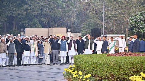 தில்லியில் காங்கிரஸின் 140ஆவது நிறுவன தின கொடியேற்று விழா