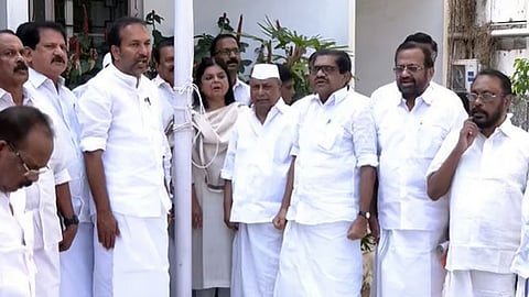 ஜன கண மன.. அல்ல ஜன கண மங்கள..! தேசிய கீதத்தை இப்படியும் பாடலாமா? காங்கிரஸ் விழாவில் குழப்பம்!