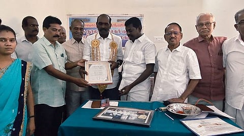  நூலக ஆா்வலா் விருது பெற்றவரைப் பாராட்டிய தெற்கு மாவட்ட திமுக முன்னாள் செயா் பொ. சிவபத்மநாதன் உள்ளிட்டோா்.

