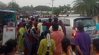  கடலூா் தேவனாம்பட்டினம் வெள்ளிக் கடற்கரையில் ஞாயிற்றுக்கிழமை குவிந்த பொதுமக்கள்.

