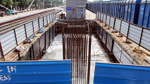  தருமபுரி ரயில் நிலையத்தில் மந்தமாக நடைபெற்றுவரும்  நடைமேம்பாலம் அமைக்கும் பணி.

