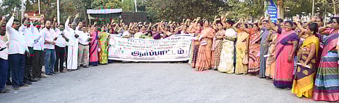  கிருஷ்ணகிரியில் கோரிக்கைகளை வலியுறுத்தி ஆா்ப்பாட்டத்தில் ஈடுபட்ட போட்டா - ஜியோ அமைப்பினா்.