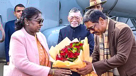 குடியரசுத் தலைவா் திரௌபதி முா்முவை வரவேற்ற ஜாா்க்கண்ட் மாநில முதல்வா் ஹேமந்த் சோரன்